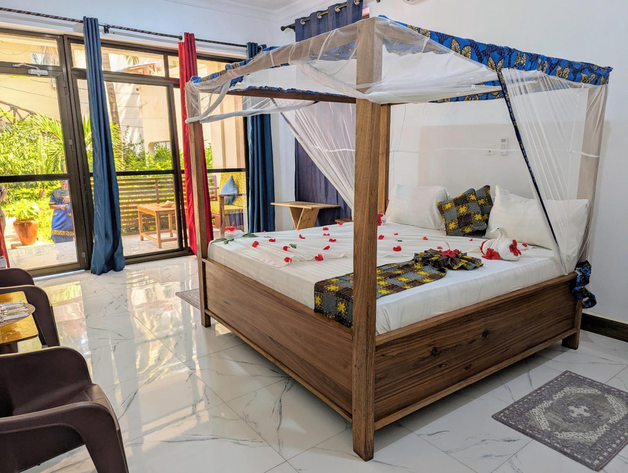 Blue Tides Hotel Nungwi Esterno foto